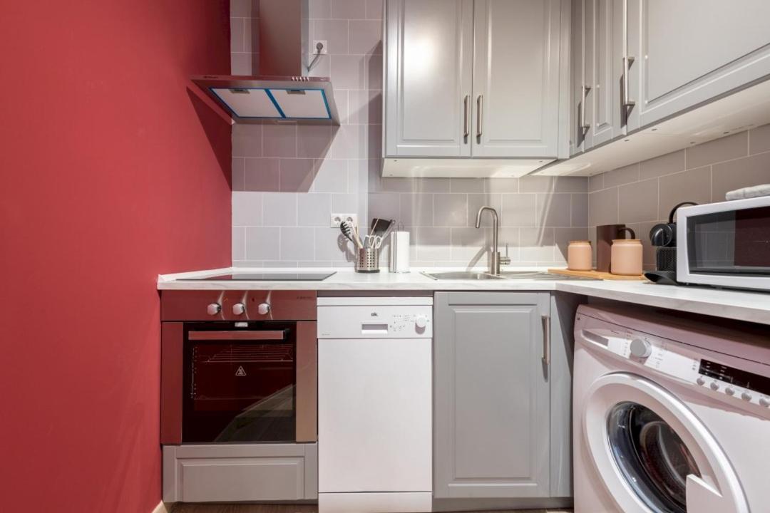 3 Bedrooms 1 Bathroom Furnished - Lavapies- Mintystay Madrid Buitenkant foto